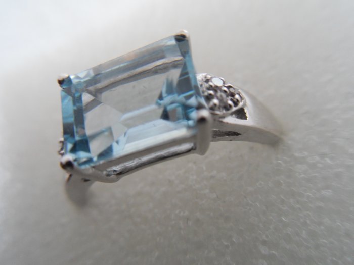10K White Gold 0.042ctw Diamond and 2ctw Topaz Ring-Size 7-New
