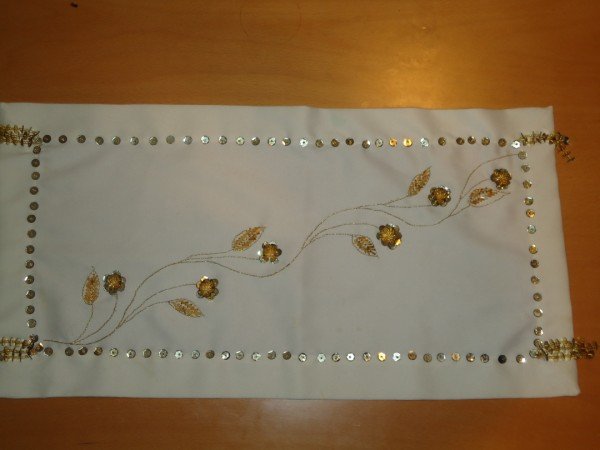 BEATIFUL HANDMADE TABLE RUNNER