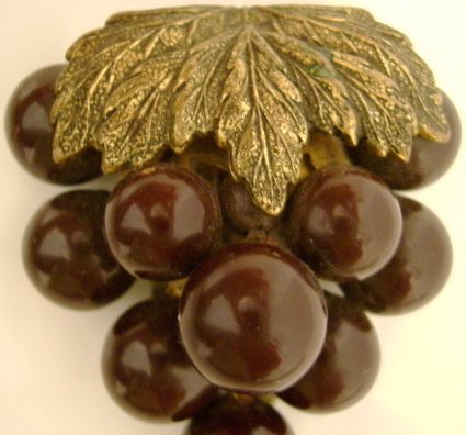 Vintage Bakelite Purple Grapes Clip