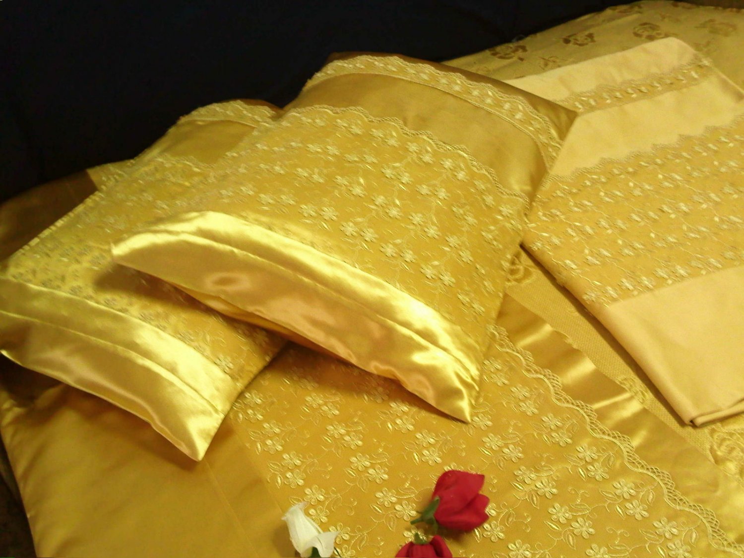 beatiful set of bedding it is really beatiful with pillow cases and linen