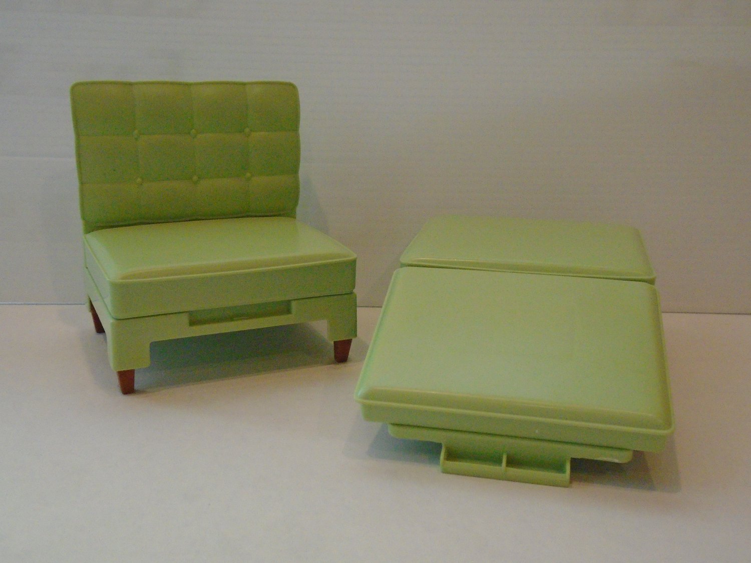 VINTAGE BARBIE GREEN CHAIR AND OTTOMAN CONVERTS TO BED CLB 968