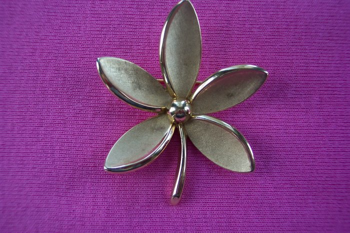 Crown TRIFARI 5 Petal Brushed Gold Pin