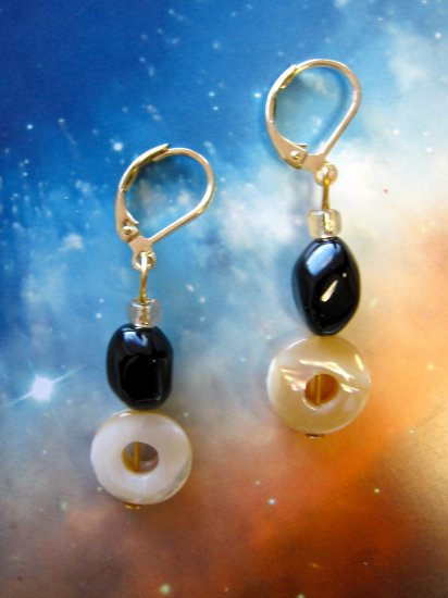 Black agate and oval mother of pearl drop earrings -