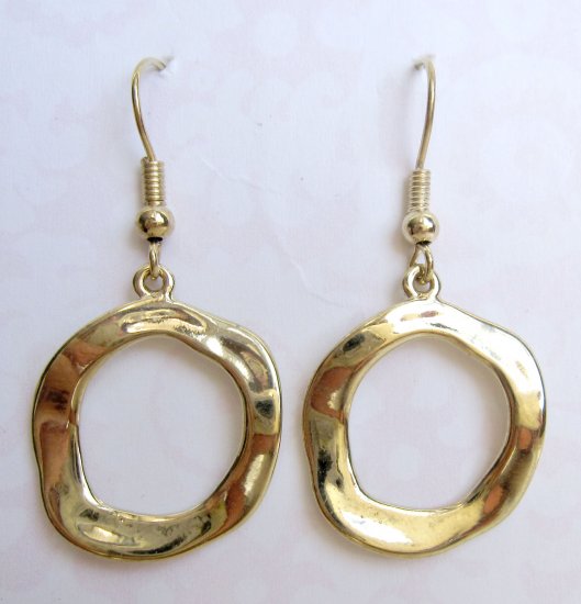 Fashion earrings: trendy circles shiny gold