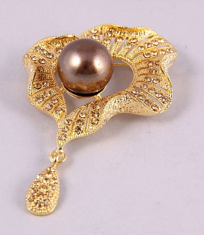 Gold brooch with brown pearl