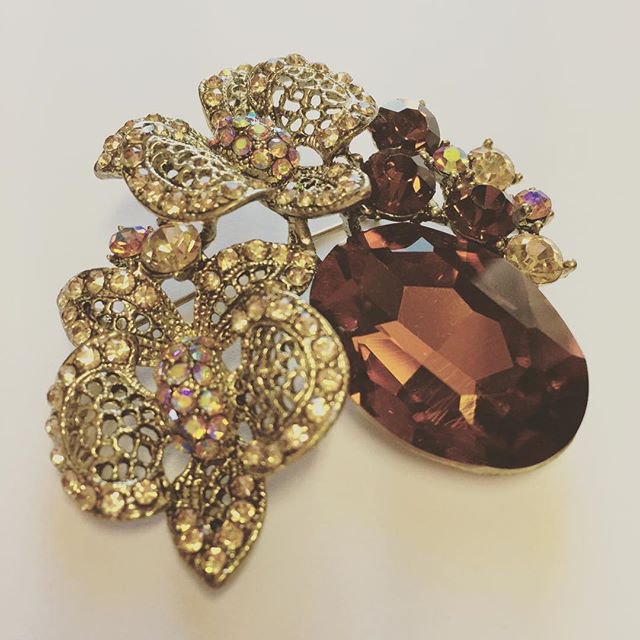 Gold fashion pin with crystals