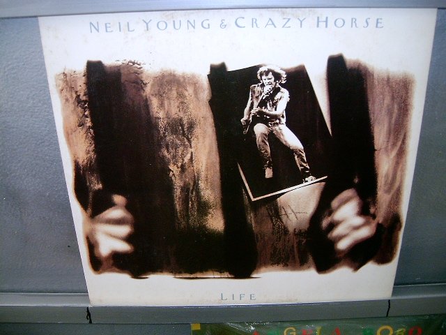 NEIL YOUNG & THE CRAZY HORSE life LP 1988 ROCK EXCELENTE MUITO RARO VINIL