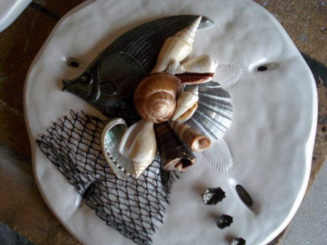Sand Dollar Plaque Grey with Large Black Fish