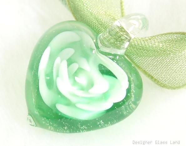 P183 MURANO GLASS GREEN FLOWER HEART PENDANT NECKLACE