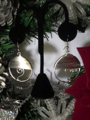 silver wire circles