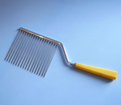VINTAGE BAKELITE CAKE CUTTER BUTTERSCOTCH