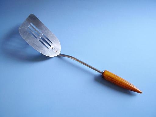 VINTAGE BAKELITE CARAMEL SPATULA