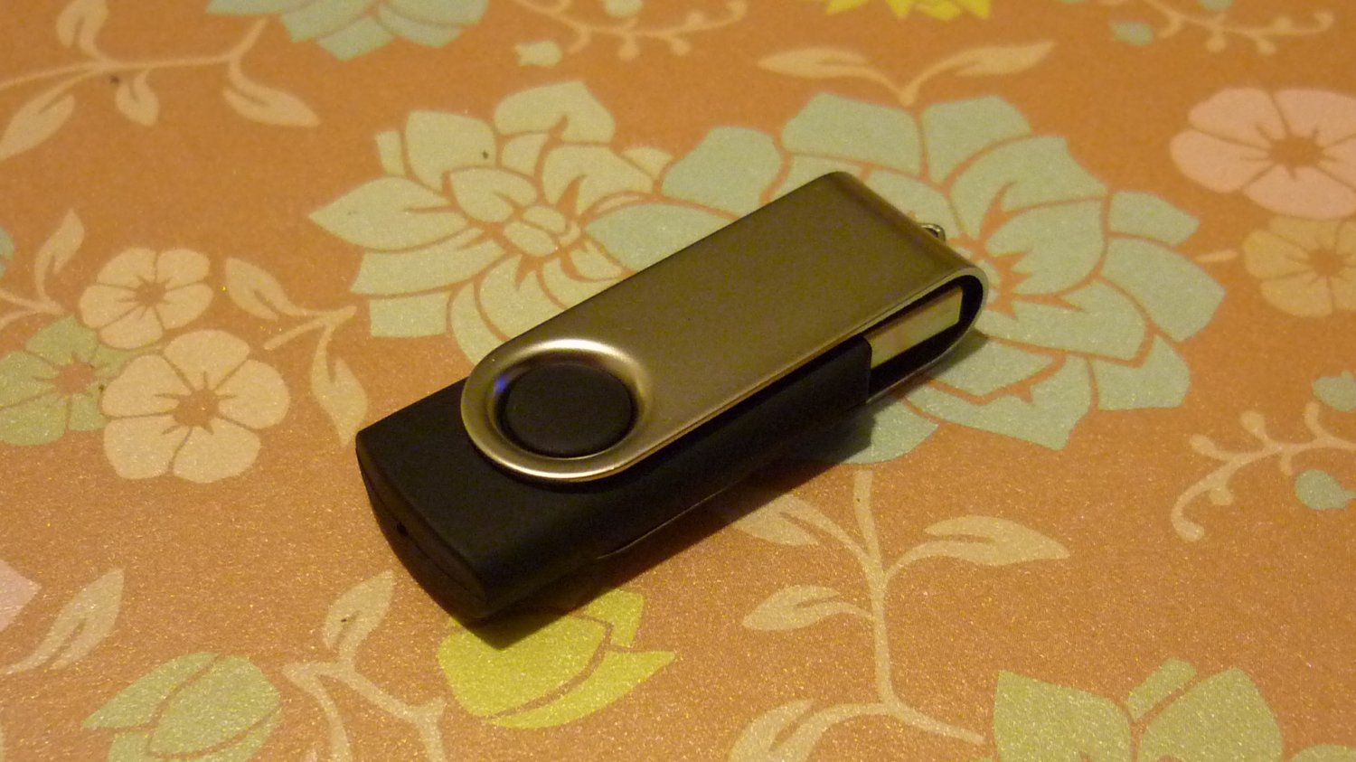 4GB COOL BLACK SWIVEL Flash Memory Stick Thumb Drive