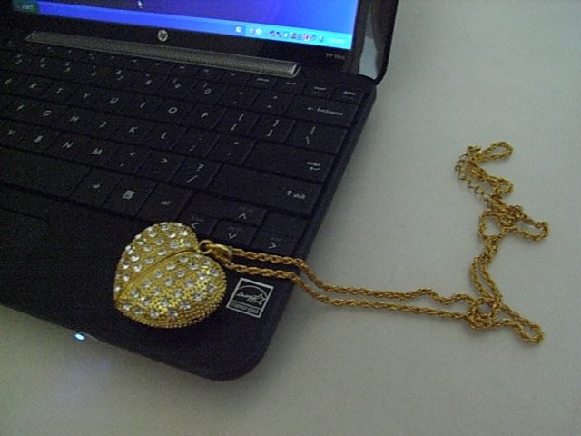 4GB GOLD HEART Flash Memory Stick Thumb Drive