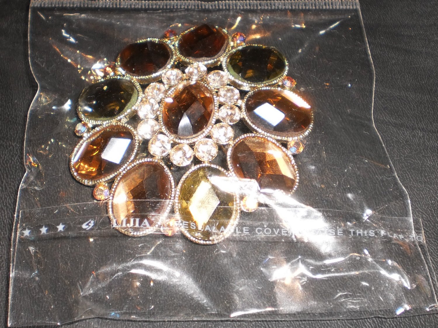 gold brooch/pin