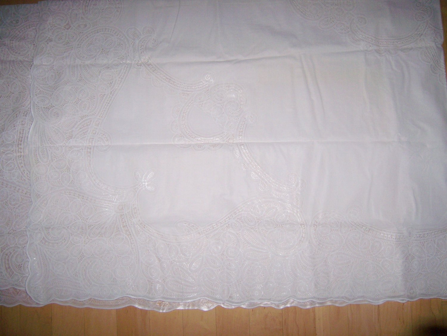 Creame Colored Lace Table Cloth