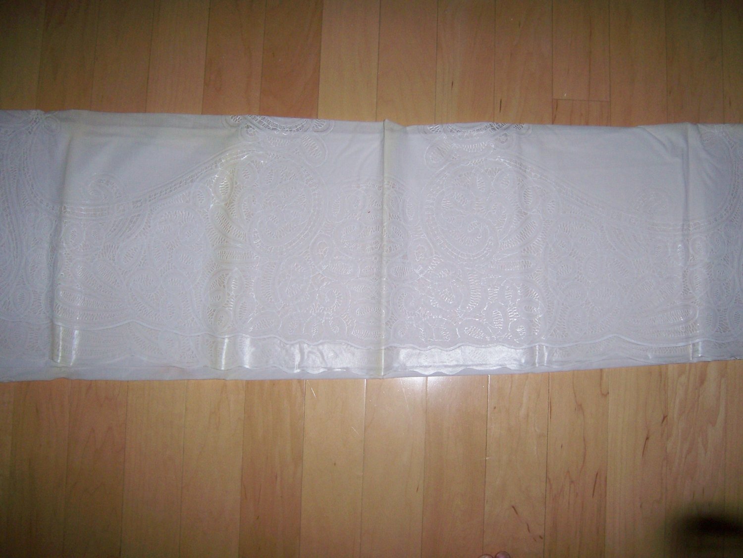 White Flowered Designed Table Cloth