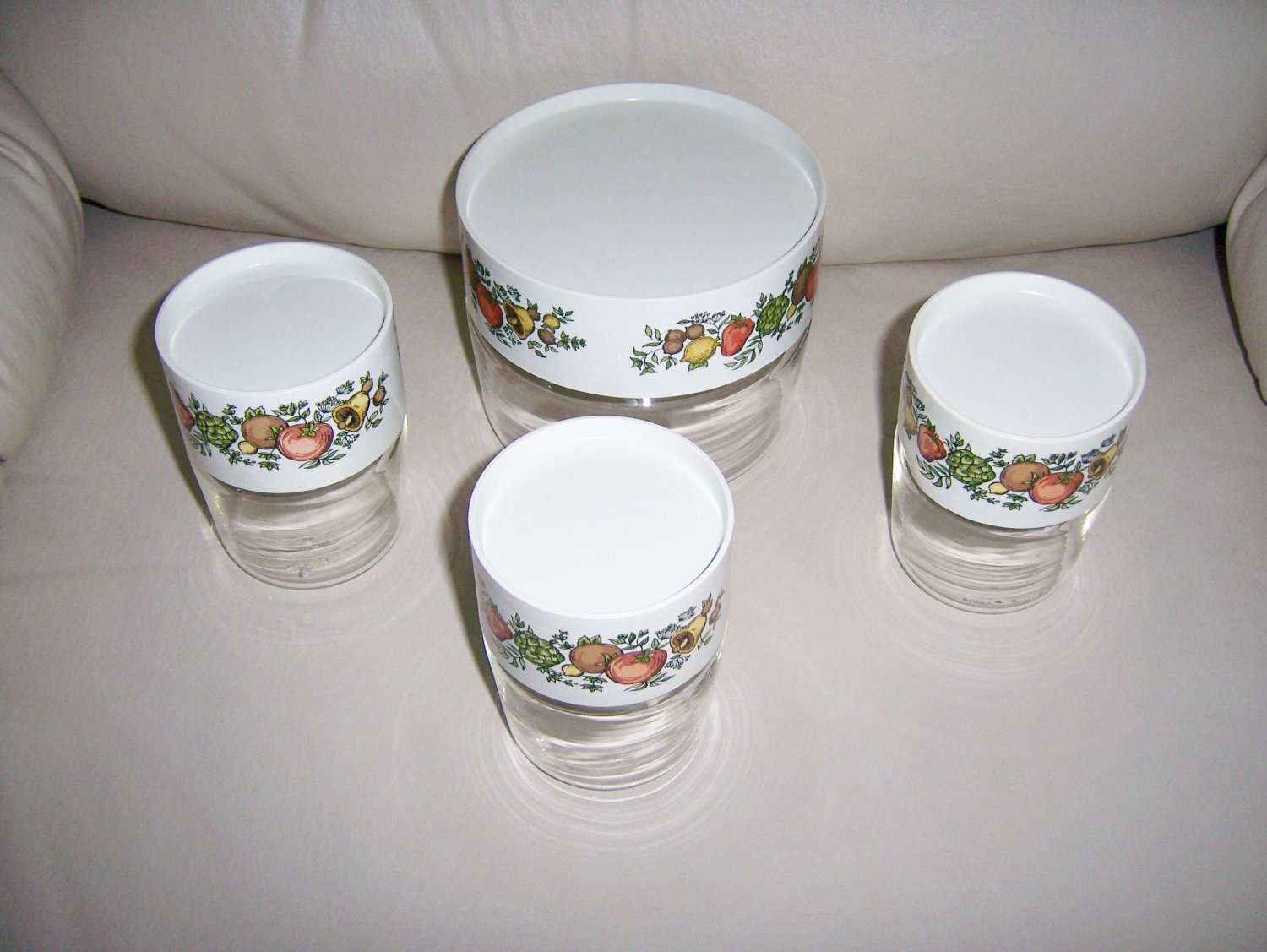 Pyrex Bowls Set Of Four W Seal Tight Covers