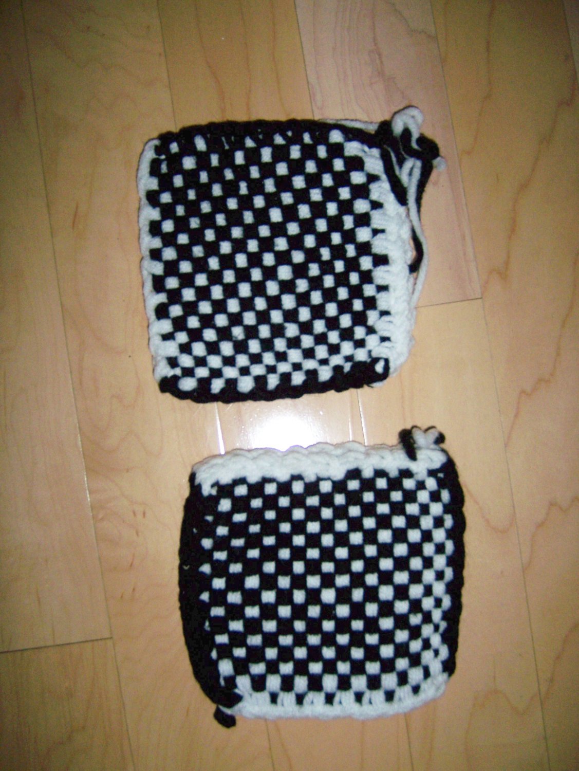 Pot Holders Knitted Black/White BNK195