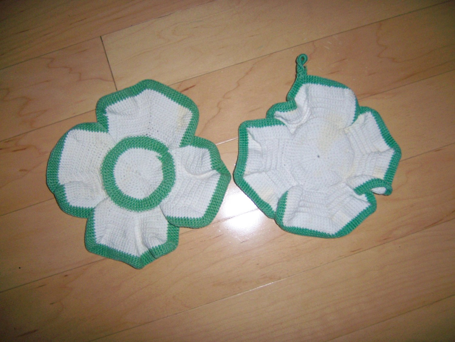 Set Of Two Pot Holders White/Green 4 Leaf Clover BNK197