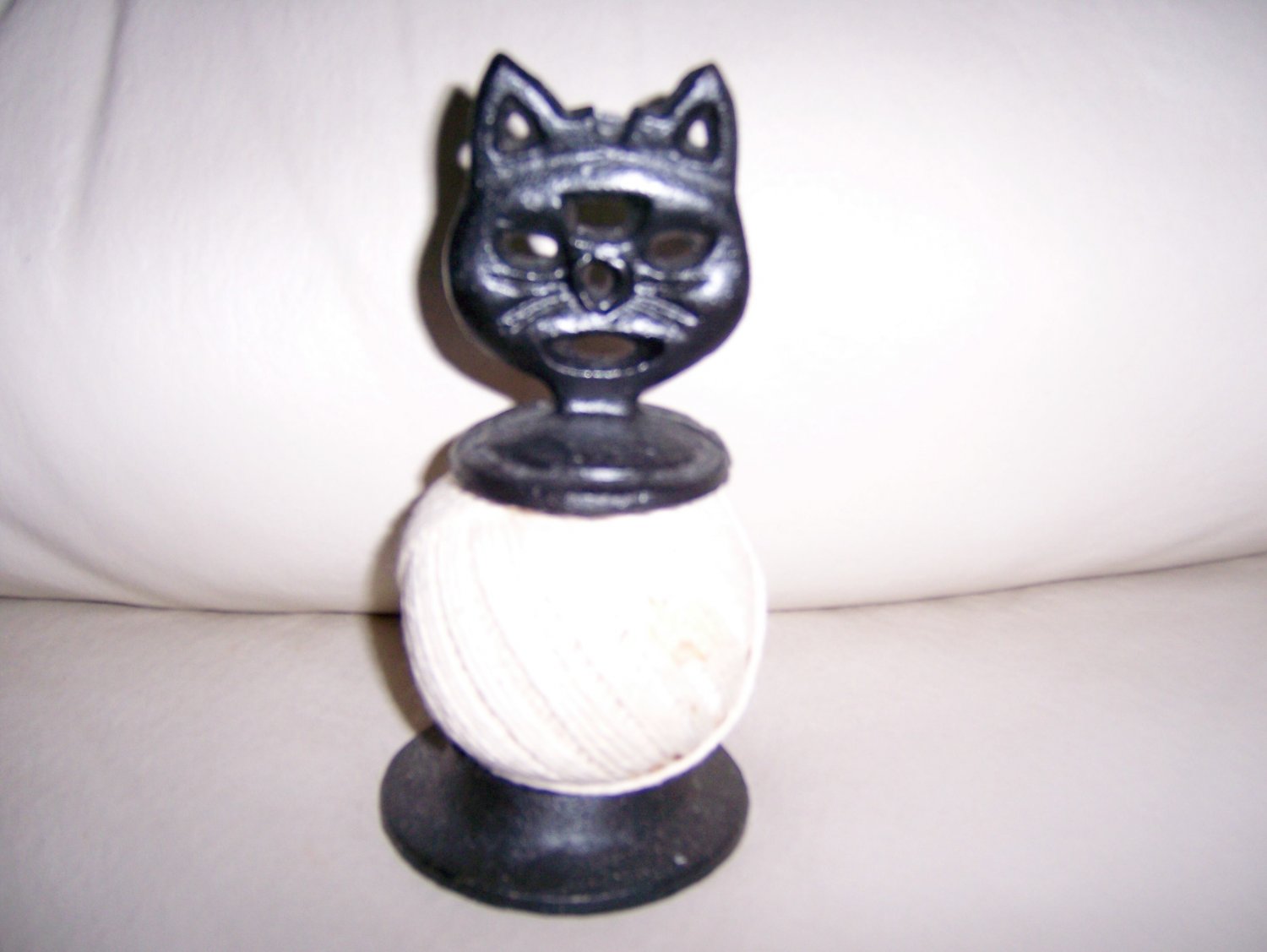String Cord On Cat Holder BNK274