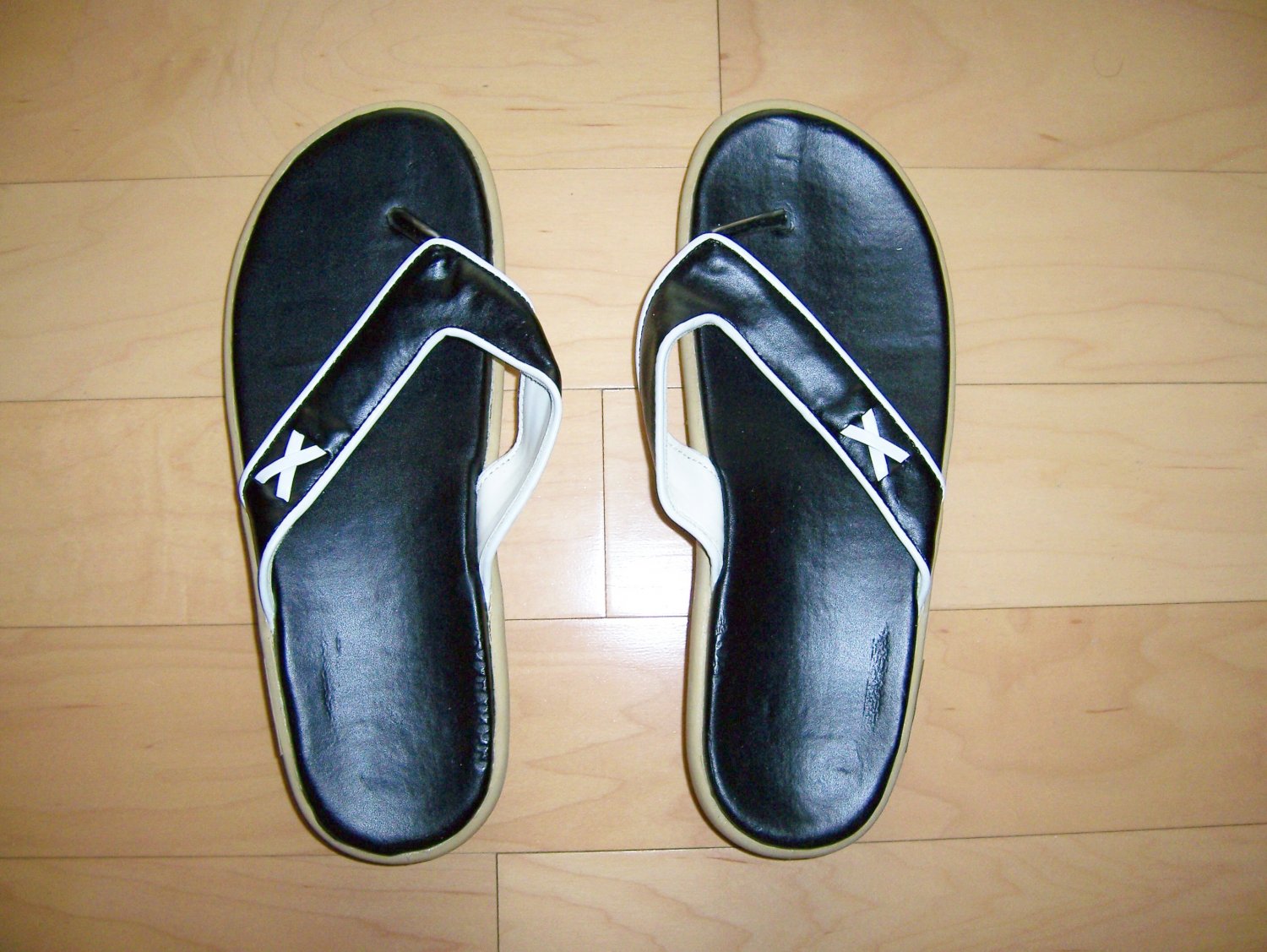 LAdies/Misses Thongs Blk/White Size 7 BNK283
