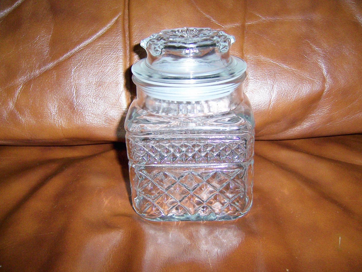 Decorative Glass Decantor w Cover BNK663