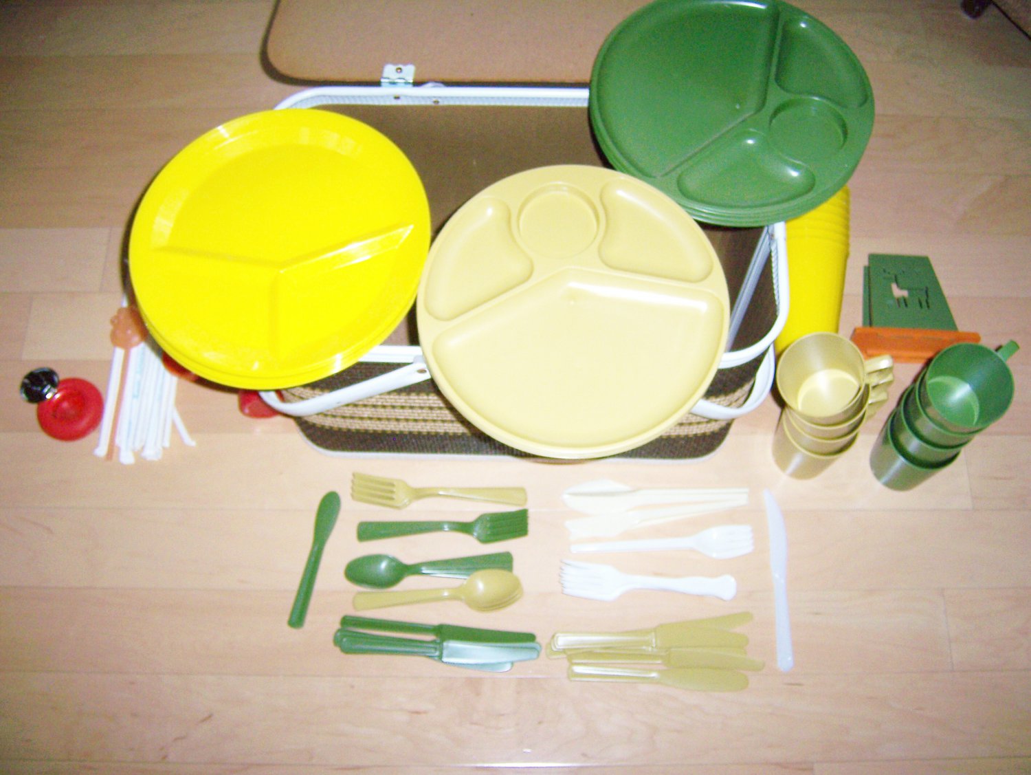Picnic Basket With All Utencils And Room For Food BNK1177