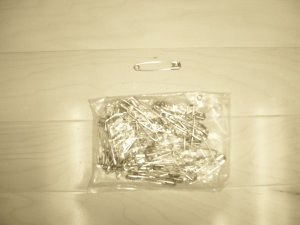 Gold Large Safety Pins 100 To Package BNK1259
