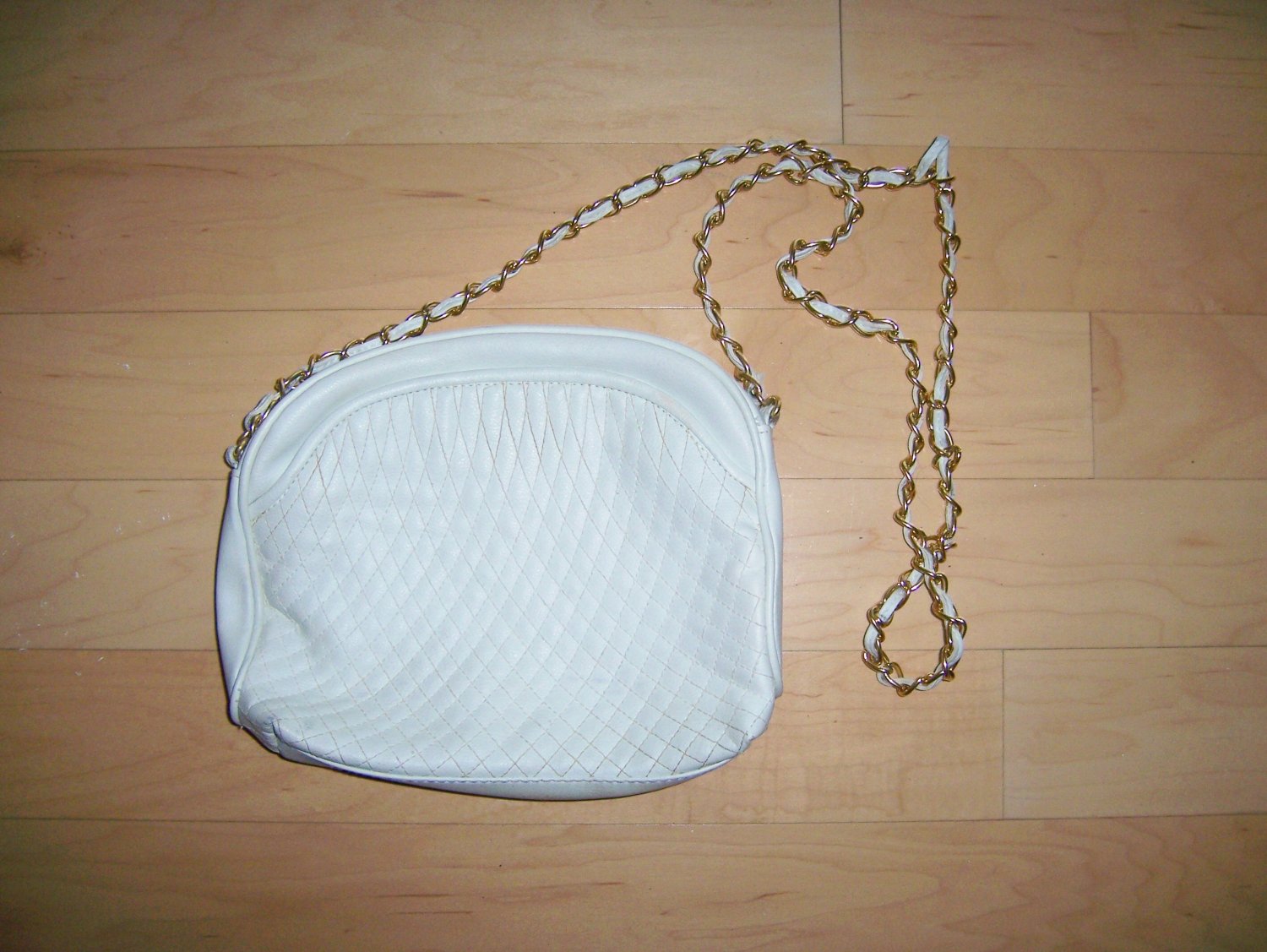 White Purse With Gold Chain Shoulder Strap BNK1499