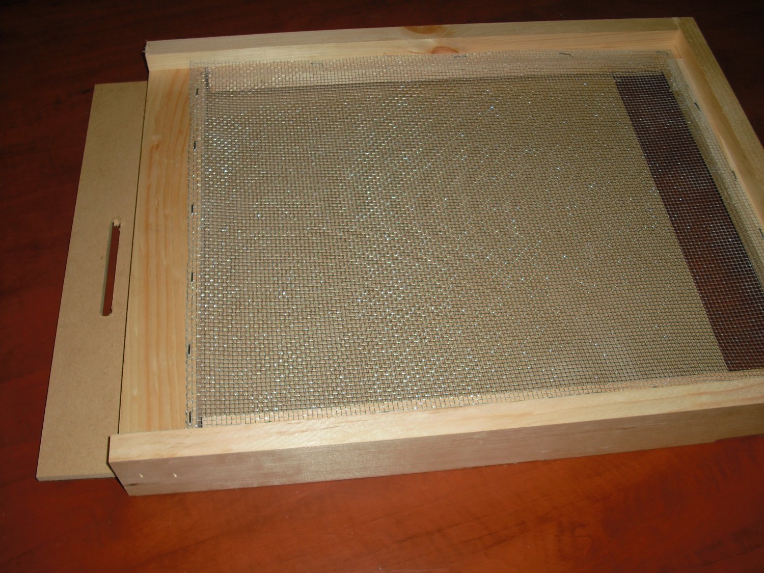 screened bottom board with closing sheet