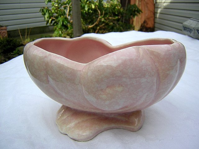 Shawnee pink spongeware shell bowl planter perfect vintage hc1270