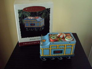 HALLMARK KEEPSAKE ORNAMENT 1995 YULETIDE CENTRAL