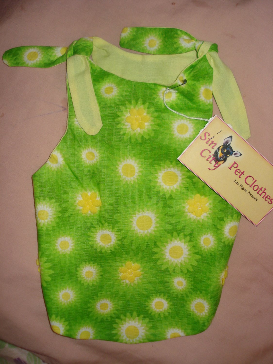 Medium REVERSABLE pet dress in green and white daisy print - dd04
