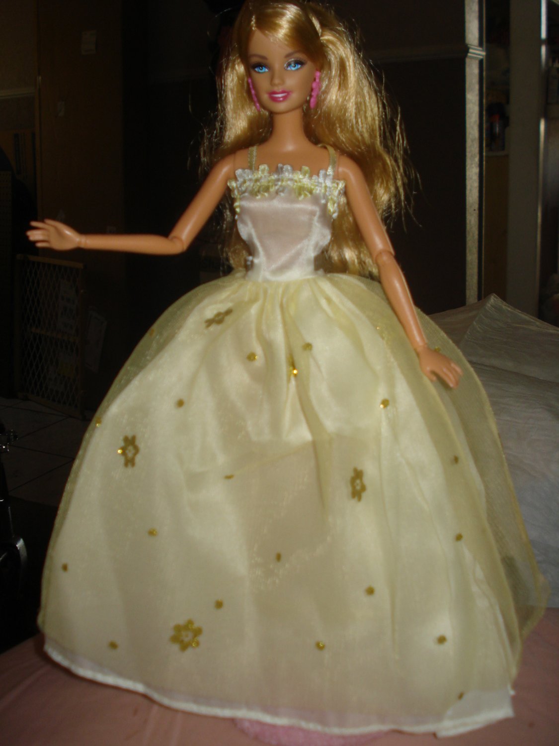 Silkstone Barbie lite yellow formal with gold flowers - ed36