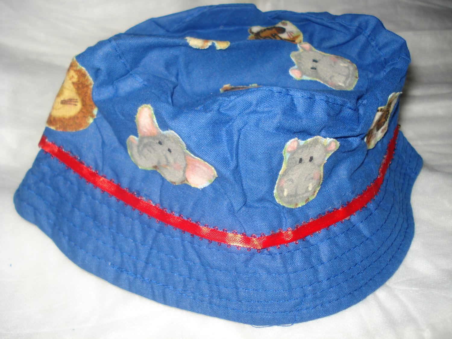 Baby / toddler hat with appliqued wild animals & ribbon trim - ekho1d