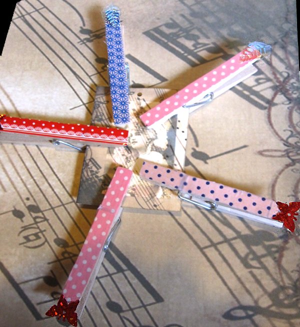Set of 5 decorated pegs with tag