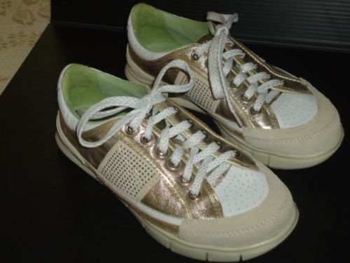 EARTH COUTURE "Kindle" Gold Athletic Shoe, Size 6 EUC