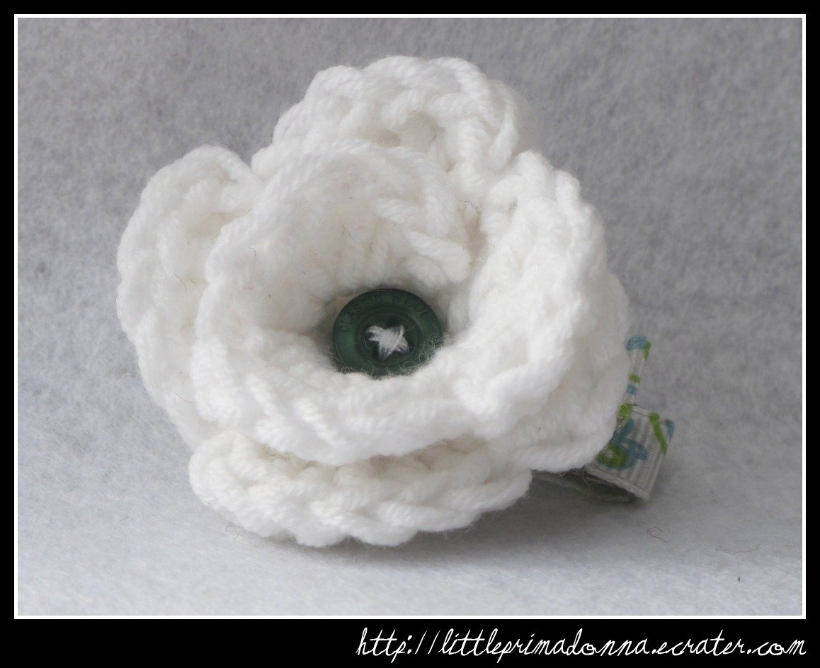 Crocheted small rose - white