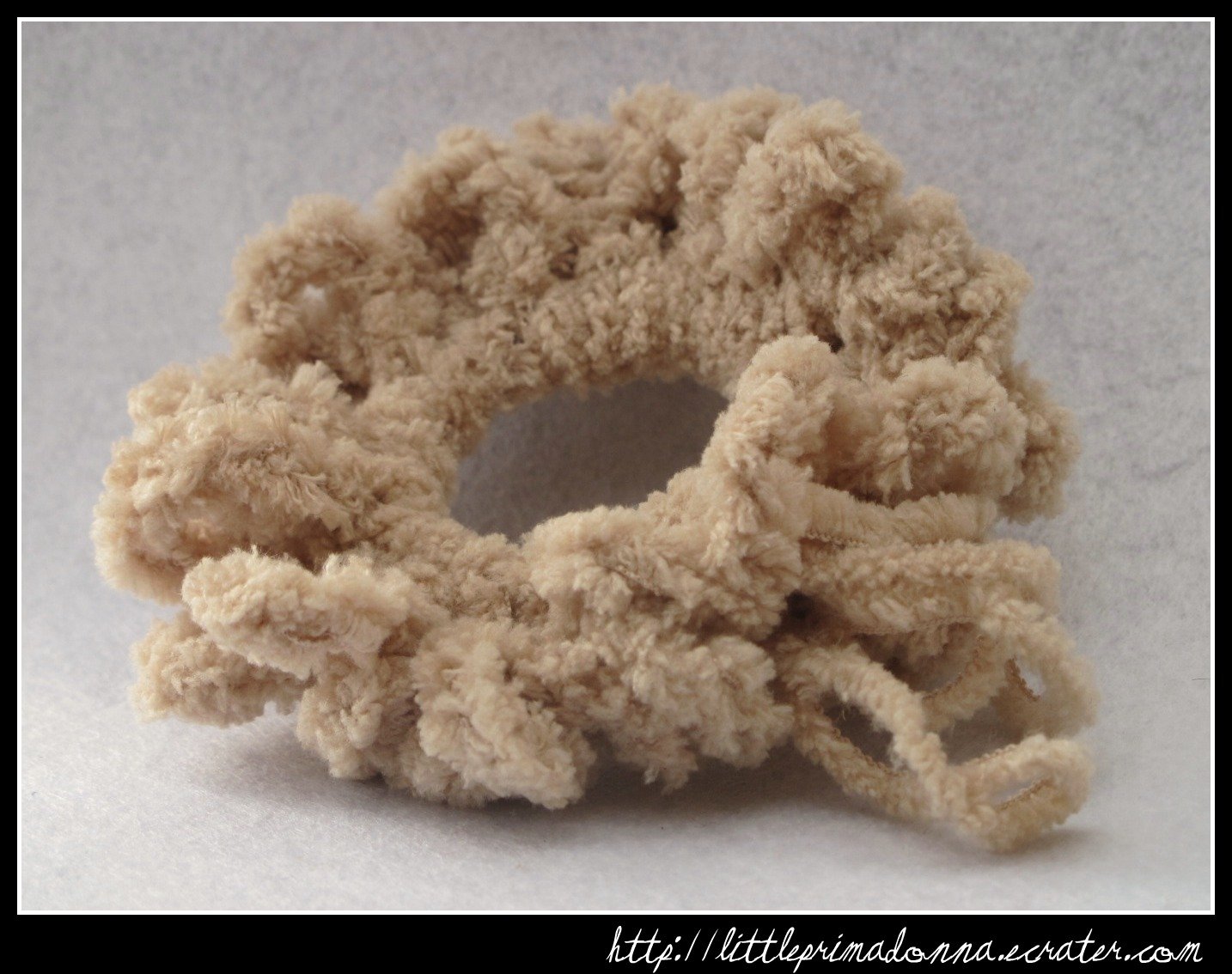 Crocheted scrunchie - champagne