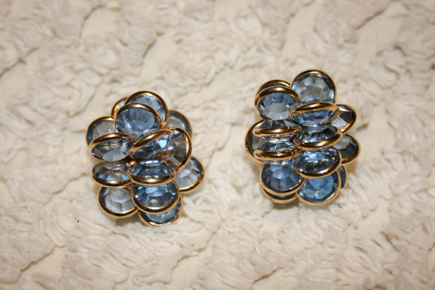 VINTAGE SAL Swarovski Blue Glass Clip Earrings