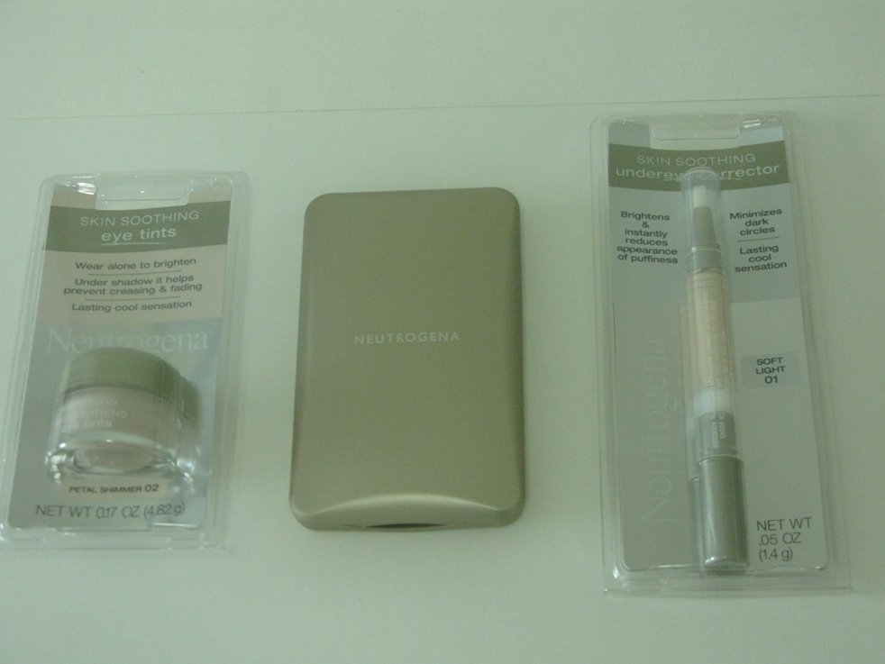 3 Pieces Neutrogena Discount Cosmetic Set ( Set # 8 )