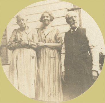 Vintage Photo 1910s TRIO POSE BY THE HOUSE