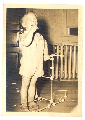Vintage PHOTO 1940-50s Child with TINKER TOY set