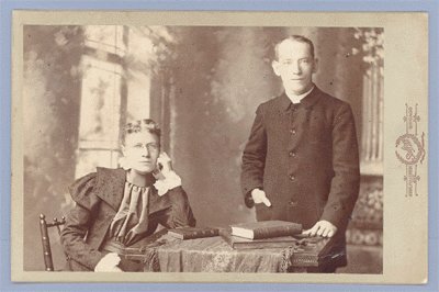 Vintage Photo COUPLE Books CABINET CARD Chicago