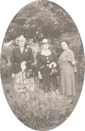 Vintage Photo LADIES IN THE GARDEN 1930s/1940s