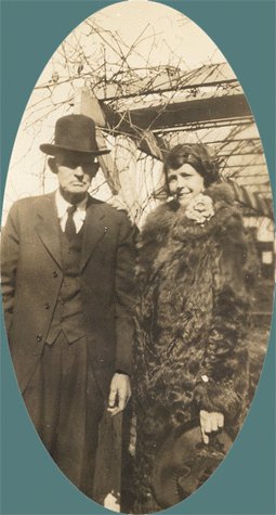 Vintage Photo 1920s/1930s Man BOWLER HAT Woman BIG FUR