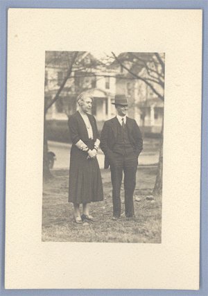 Vintage Photo 1930s/1940s COUPLE pose Outside