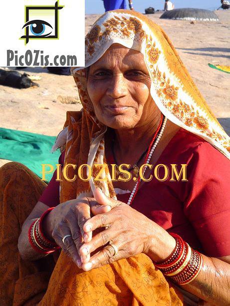 VPE008201109 - Thankful Indian Woman - 15x20cm (6x8")