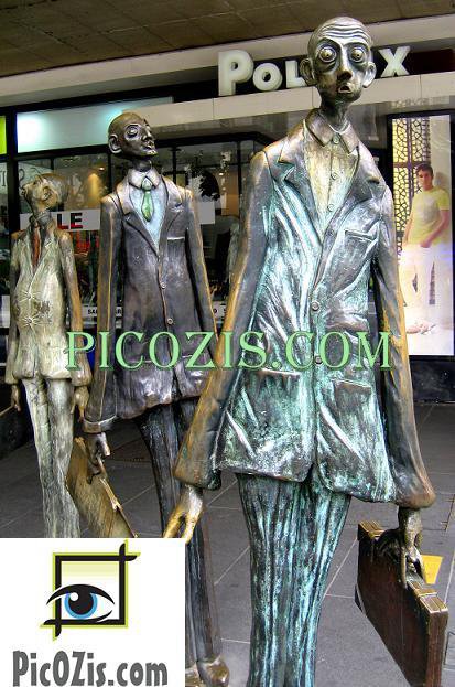 VST001201109 - Statue in Melbourne - 13x18cm (5x7")